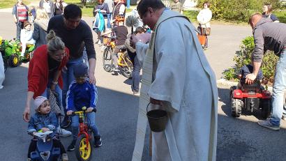 Bild: Bettina Michl/exb
Bobbycar, Laufrad, Trettbulldog, Fahrrad, Roller - die Liste der Fahrzeuge, die die Kleinen zur Segnung bei Pfarrer Hubert Bartel während der Kinderkirche vorfuhren, ist lang.