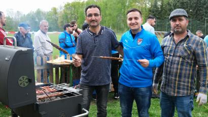 Bild: Hirsch
Der FC Vatanspor Schwandorf feiert den Heimsieg gegen Wernberg mit einem Grillfest. Von links Grillmeister Sedat Kaya, Betreuer Furkan Tepeler uind Ideengeber Osman Yildirim.
