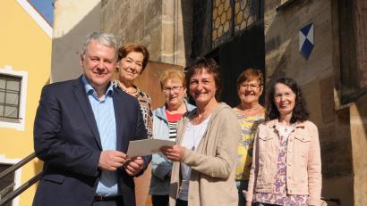 Bild: ige
Der Kath. Frauenbund St. Marien mit seiner Vorsitzenden Brigitte Weigl (Zweite von links) überreichte 1500 Euro für die Ukraine-Hilfe an Landrat Richard Reisinger (links).