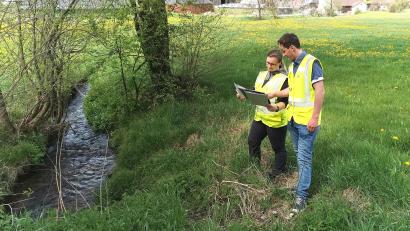 Bild: Portner
Maria König und Stefan Weig vom Wasserwirtschaftsamt Weiden vergleichen den Verlauf des Pointbaches bei Muschenried mit ihren Unterlagen.