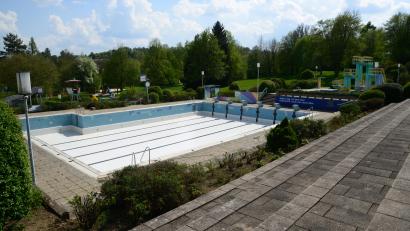 Bild: bey
Noch fehlt in den Becken des Pleysteiner Freibads das Wasser. Die Vorbereitungen für die Saisoneröffnung dauern noch an. Der Stadtrat hat aber bereits die neuen Eintrittspreise festgelegt.