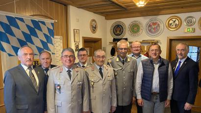 Bild: Andreas Götz
Einen neuen Vorstand wählen die Freihunger Reservisten (von links): stellvertretender Landesvorsitzender Werner Gebhard, BSB-Bezirksvorsitzender Horst Embacher, Vorsitzender Norbert Bücherl, der auch mit der Ehrennadel in Silber ausgezeichnet wird, Kassenprüfer Manfred Rauscher, Zweiter Vorsitzender Gerhard Lindthaler, Kassier Klaus Paa, Bürgermeister Uwe König, Schriftführer Michael Wirth und Kreisvorsitzender Bertram Gebhard.