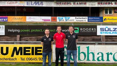 Bild: Brüchner/exb
Sportvorstand Michael Brüchner (links) und Andreas Theobald (rechts) freuen sich, dass Trainer Marc Hemminger auch kommende Saison beim SC Eschenbach an der Seitenlinie stehen wird.