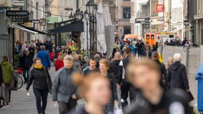 Bild: Peter Kneffel/dpa
Menschen spazieren durch die Fußgängerzone in der Münchener Innenstadt.