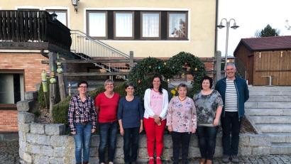 Bild: exb
Der Obst- und Gartenbauverein Etsdorf wählt einen neuen Vorstand (von links): Kreisfachberaterin Michaela Basler, Maria Schießlbauer, Hedwig Meier, Tanja Bauer, Maria Zizler, Christina Schatz und Vorsitzender Josef Bauer.