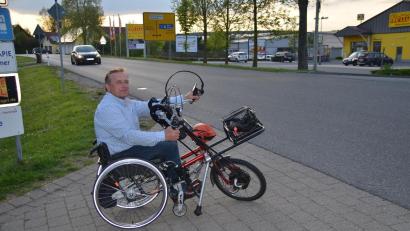 Bild: ak
Markus Vogel zeigt als Rollstuhlfahrer die Schwierigkeiten bei der Überquerung der Weidener Straße in Speichersdorf. Dort soll ein barrierefreier Überweg zum Einkaufszentrum angelegt werden.