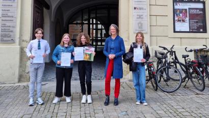 Bild: Sandra Heydorn/exb
Die erfolgreichen Schüler und ihre Lehrerin vor dem Thon-Dittmer-Palais am Haidplatz in Regensburg (von links): Mathias Belkin, Elyssa Heydorn, Mia Puhane, F. Birner und Julia Ziegelmeier.