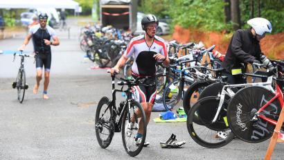 Bild: Büttner
Beim Weidener Triathlon zählt am Samstag jede Sekunde. Der Wechsel vom Schwimmen auf das Rad kann dabei wertvolle Zeit kosten.