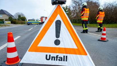 Bild: Stefan Sauer/dpa/Symbolbild
Fahrzeuge stehen nach einem Unfall auf der Straße.