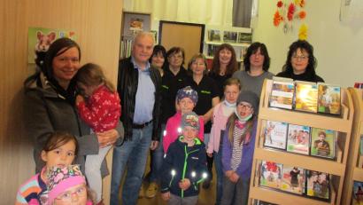 Bild: Gemeinde Kulmain/exb
Kinder, Jugendliche und Erwachsene kamen, um sich die Erweiterung der Bücherei in Kulmain anzusehen. Bürgermeister Günter Kopp (Vierter von links) bedankte sich für das Engagement der ehrenamtlichen Mitarbeiterinnen.