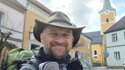 Bild: fjo
Am Ziel angekommen. Auf dem Waidhauser Marktplatz endet für Matthias Krimse aus Köln eine besondere Tour - zu Fuß.