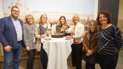 Bild: eib
Die zweite Vorsitzende Irene Träxler nahm den Tortenanschnitt zusammen mit Petra Jadlovská, der Kuratorin der Ausstellung , dritter Vorsitzender Gabi Dlubal, Susanne Setzer, David Vereš, Nachwuchsharfinistin Pia Pfeiffer und CeBB-Leiterin Veronika Hofinger vor.