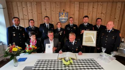 Bild: gz
Im Namen der Marktgemeinde ernannte Bürgermeister Reiner Gäbl den ehemaligen Kommandant Josef Kleber zum Ehrenkommandanten und Vorsitzender Jürgen Bösl im Beisein einer großen Abordnung zum Ehrenmitglied. Über Blumen durfte sich Ehefrau Maria freuen.