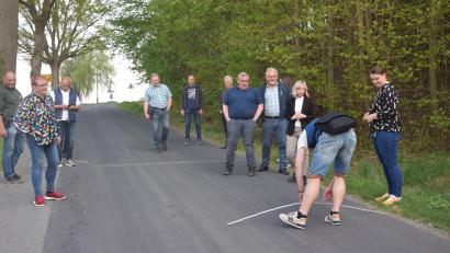 Bild: fz
Bürgermeister Rudolf Schopper (stehend, Dritter von rechts) zeigt am Botzersreuther Berg Straßenschäden auf. Simon Schönberger legt schon mal den Meter an. Auf 800 Quadratmeter Sanierungsfläche würde man in etwa kommen.