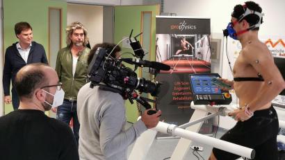 Bild: LAUFMAUS/exb
Die „TV-Löwen“ Carsten Maschmeyer (hinten, links) und Nils Glagau (daneben) waren an der OTH in Weiden zu Gast, um einen Testläufer im Biomechanik-Labor bei der Benutzung des Griffelements „Laufmaus“ zu erleben.