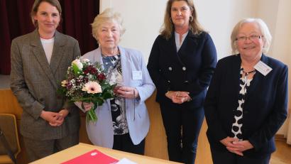 Bild: usc
Waltraud Frieser (Zweite von links) wurde von der SkF-Landesvorsitzenden Astrid Paudtke (Zweite von rechts) und Finanzvorstand Alma Thoma (links) ausgzeichnet. Kreisvorsitzende Marianne Gutwein (rechts) gratulierte ihrer Stellvertreterin.