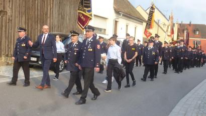 Bild: mad
Voran die Führungsspitze der Feuerwehr und Bürgermeister Maximilian Beer: 13 Wehren waren beim Florianstag in Schwarzhofen mit von der Partie.