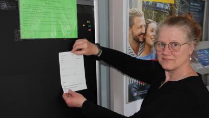 Bild: kro
Bettina Weis, hier am Schwarzen Brett in der Raiffeisen-Geschäftsstelle, hat eine lokale Mitfahrzentrale eingerichtet.