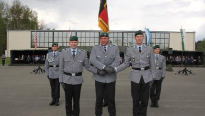 Bild: frd
Mit der Rückgabe der Truppenfahne durch den bisherigen Bataillonskommandeur Andreas Beek (vorne rechts) an Brigadekommandeur Oberst Andreas Kühne (Mitte) und der Weitergabe an den neuen Kommandeur Ralf Georgi (vorne links) wurde die Kommandoübergabe vollzogen.