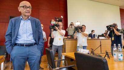 Bild: Peter Kneffel
Der CSU-Politiker und Rechtsanwalt Alfred Sauter steht vor Beginn der Sitzung des Maskenausschusses im bayerischen Landtag an seinem Platz.