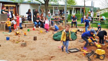 Bild: jml
Was gibt es Schöneres, als mit vielen Freunden ausgelassen in einem großen Sandkasten zu spielen? Beim Familienfest des Kindergartens Arche Noach war das möglich.