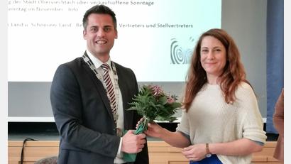 Bild: Portner
Bürgermeister Rudolf Teplitzky begrüßt die neue Stadträtin Regina Schwindler mit einem Blumenstrauß im Gremium.