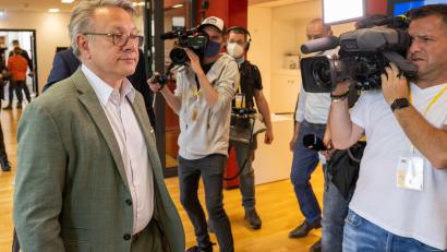 Bild: Peter Kneffel
Der ehemalige CSU-Bundestagsabgeordnete Georg Nüßlein (links) geht zur Sitzung des Maskenausschusses im bayerischen Landtag.