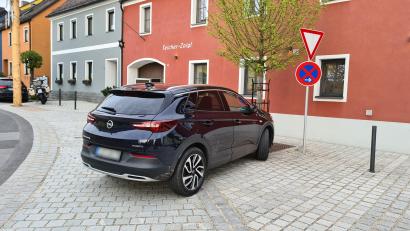 Bild: exb/Thomas Wilhelm
Mitten in der Zufahrt zur Burgstraße (rechts) in Neuhaus parkte kürzlich ein Autofahrer. Stadtrat und Feuerwehrmann Thomas Wilhelm sprach "das leidige Thema " Bauausschuss an.