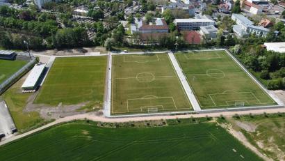 Luftbild: Gustl Beer
Das neue Areal der SpVgg SV Weiden aus der Vogelperspektive: links das Funktionsgebäude, rechts der Rasen- und die beiden Kunstrasenplätze.