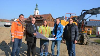 Bild: jr
Beim Baubeginn für den Straßenausbau des Urlspitzweg mit dabei waren (von links) die Ingenieure Andreas Schön (Firma Bork), Bürgermeister Klaus Meyer, Michael Thoma (Firma Grillmeier), Robert Ernstberger (Firma Bork) und Geschäftsleiter Stefan Döllinger.