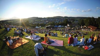 Archivbild: Hermann Koch/exb
Festival-Feeling in Freudenberg: Nach 2016 gibt es heuer wieder ein Open Air bei der Schmie-Alm am Fuße des Johannisbergs. Die Familie Schißlbauer, die "Der Berg ruft 2.0" ausrichtet, und insgesamt acht Bands sorgen am 15. und 16. Juli für Musikgenuss pur.