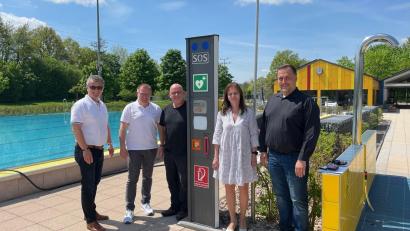 Bild: Stadtwerke Freizeit GmbH/exb
Präsentieren die neue Notruf-/Defisäule: Bürgermeister Martin Birner, städtischer Gesundheitsbeauftragter Maximilian Lang, Bademeister Armin Weinfurtner, Rosa Schafbauer (Leitung Bäder) und Peter Fleischmann (Geschäftsführer Freizeit GmbH).