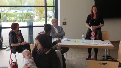 Bild: jzk
Jessika Wöhrl-Neuber (stehend) informierte die Eltern über KoKi und das Familien- und Bürgerzentrum Mittendrin.