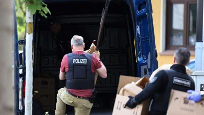 Bild: David Young/dpa
Polizisten tragen Gegenstände, darunter mehrere Stichwaffen und Speere, aus dem Wohnhaus des Verdächtigen.