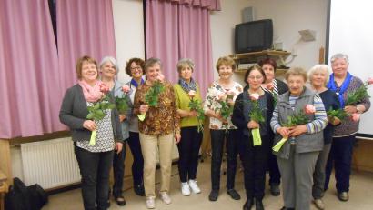 Bild: KDFB Münchenreuth/exb
Die bei der Jahreshauptversammlung geehrten treuen Mitglieder (von links) Ulrike Kraus, Erika Kraus, Bezirksvorsitzende Monika Sommer, Marianne Förster, Andrea Eckstein, Monika Zintl, Christa Schafleitner, Monika Grötsch, Elisabeth Fischer, Rosemarie Fischer und Doris Götz.