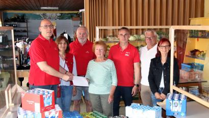 Bild: jma
Vertreter der Auerbacher SPD und der sozialdemokratischen Kreistagsfraktion bei der Spendenübergabe in der Arche: (von links) Edmund Goss, Brigitte Bradl, Hans Bauer, Doris Graf, Peter Danninger, Norbert Gradl und Ingrid Bauer.