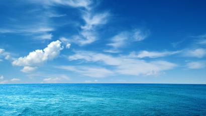 Bild: Alekss - stock.adobe.com
Ein Blick ins Blaue lässt uns ruhiger und kreativer werden.