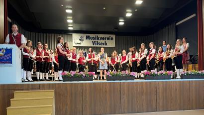 Bild: Stefanie Gradl
Gemeinsam eröffnen die 58 Musiker des Nachwuchsorchesters, der Brass Band und des Jugendblasorchesters mit der ukrainischen Nationalhymne das Frühjahrskonzert, ehe Vorsitzender Christian Winklmann (links) die vielen Zuhörer willkommen heißt.