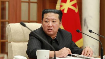 Archivbild: dpa
Der nordkoreanische Machthaber Kim Jong Un lässt das Land streng abriegeln.