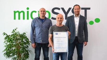 Bild: Vera Lehmann, Microsyst/exb
Arhur Zeiner (Mitte) ist seit 25 Jahren bei der Firma Microsyst.