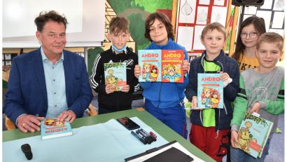 Bild: no
Die Kinder freuen sich über die Autogramme von Kai Pannen in seinen Abenteuerbüchern.