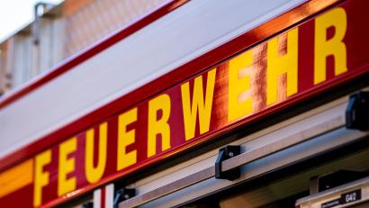 Bild: David Inderlied/dpa/Symbolbild
Auf dem Einsatzfahrzeug ist in gelber Farbe der Schriftzug „Feuerwehr“ zu lesen. In Hirschau rückten die Feuerwehrmänner zu einem Heckenbrand aus.