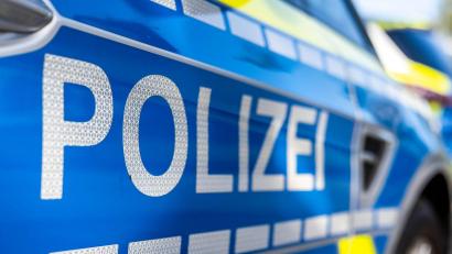 Bild: David Inderlied/dpa/Illustration
An der Tür von einem Streifenwagen steht der Schriftzug „Polizei“.
