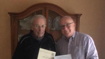 Bild: lei
Chorleiter Heinrich Heim (links) bekommt vom Vorsitzenden Wolfgang Kleiber Urkunden des Deutschen Chorverbands und des Fränkischen Sängerbundes sowie eine Aufmerksamkeit des Vereins überreicht.