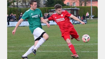Archivbild: mhs
Felix Brendel (rechts, gegen Andreas Lang vom FC Wernberg) und die SpVgg Pfreimd müssen am Samstag beim TSV Detag Wernberg noch einmal vom Leder ziehen. Mit einem Sieg ist die SpVgg Meister in der Bezirksliga Nord.