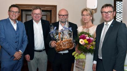 Bild: Stephan Huber
Ärztlicher Direktor Dr. Harald Hollnberger (von links), Oberbürgermeister Michael Cerny und Vorstand Manfred Wendl (rechts) verabschiedeten Prof. Dr. Anton Scharl als Chefarzt der Amberger Frauenklinik. Dessen Dank galt besonders seiner „zugleich wohlwollendsten und größten Kritikerin“, seiner Ehefrau Dr. Annette Salterberg-Scharl.