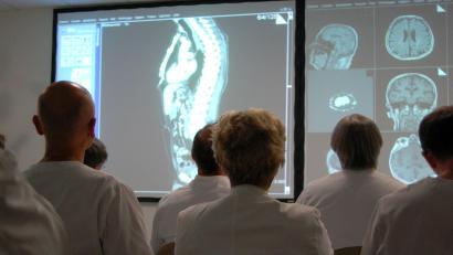 Archivbild: Klinikum/ Gräß
Alle zur Behandlung notwendigen Experten besprechen jeden einzelnen Patienten in der Tumorkonferenz am Klinikum St. Marien Amberg. Vor Corona gingen wesentlich mehr Menschen zur Krebsvorsorge. Fehlende Diagnostik führt mittlerweile zu höheren Tumorstadien bei der Erstdiagnostik, hieß es im Verwaltungsrat des Klinikums.