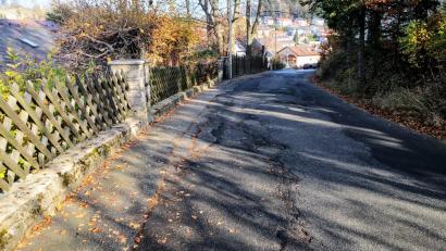 Archivbild: exb/Gemeinde Flossenbürg
Die Sanierung der kaputten Straßen in der Plattenberg-Siedlung wird die Gemeinde in den kommenden Jahren mehrere Hunderttausend Euro kosten. Wie kann sie das schaffen ohne Straßenausbaubeiträge? Bürgermeister Thomas Meiler spricht von einer „Herausforderung“.