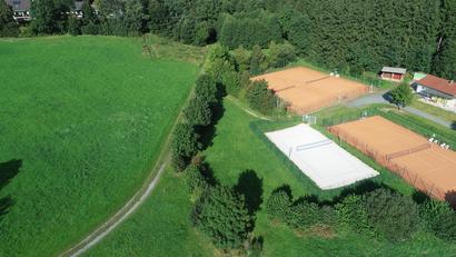 Bild: bey
Auf dem Areal links der Tennisanlage wird der Pumptrack gebaut, die am Feldweg entlang führende landschaftsprägende Hecke muss weichen.