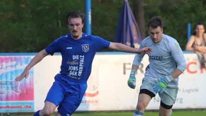 Bild: war
Martin Pasieka (links) auf dem Weg zum zwischenzeitlichen 3:0: Der SV Etzenricht bezwang den FC Wernberg am Mittwochabend mit 3:2.